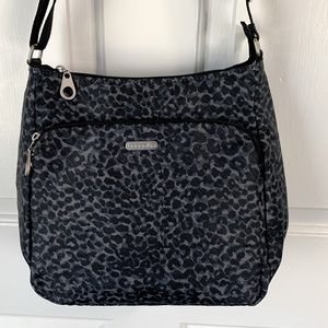 NWOT Baggallini “Joey Bagg” Crossbody Black/Charcoal Cheetah